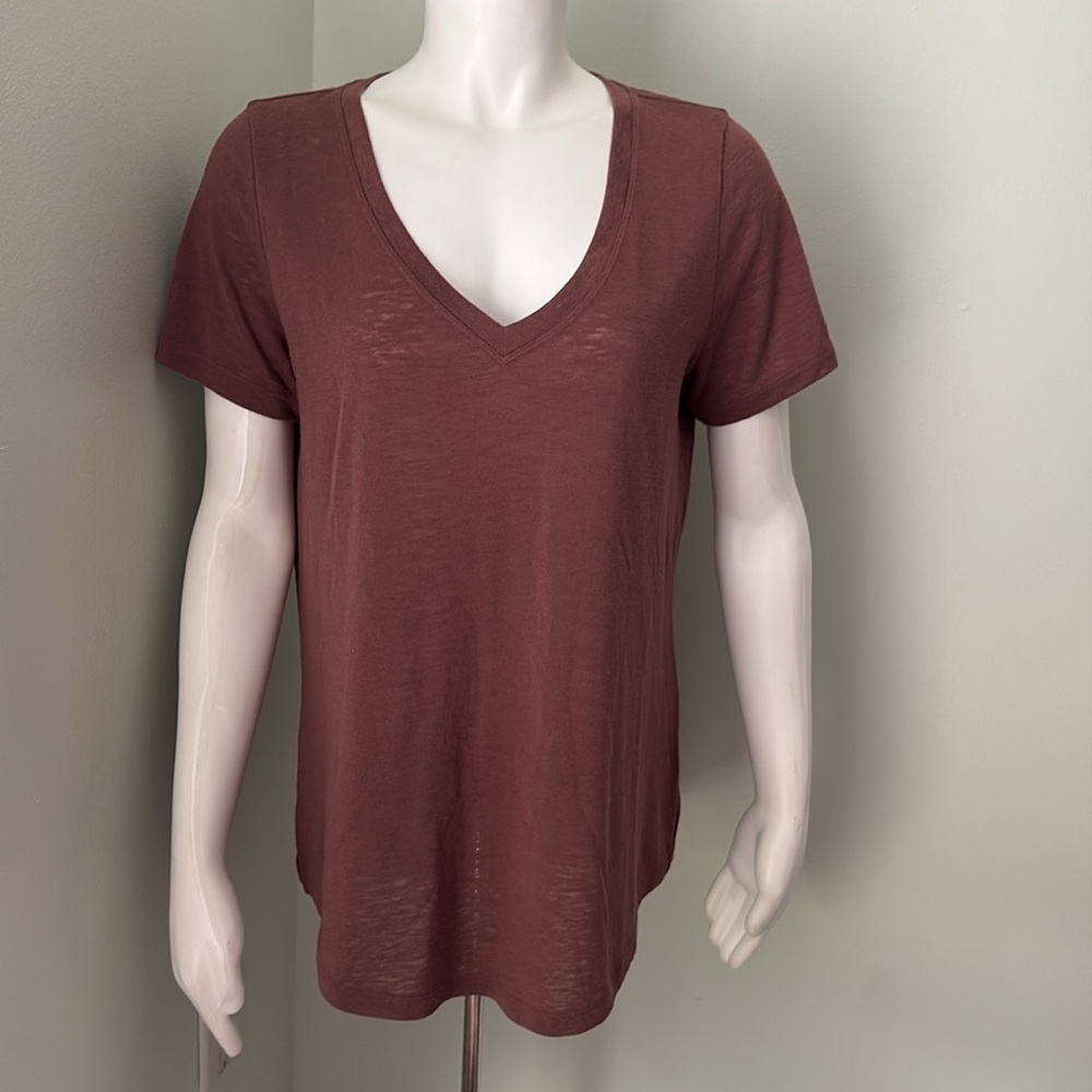 Athleta Breezy Scoop Short Sleeve V-Neck Knit Tee in Hearth Rose Size Medium - Picture 3 of 8